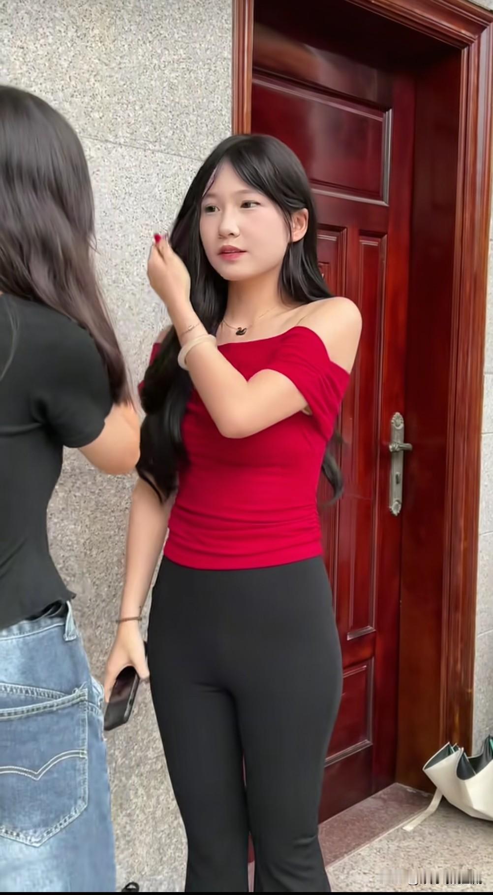 潮汕民俗文化挑花篮女孩张瑶，气质清新，火遍全网。挑花篮习俗旨在传播当地女孩的优雅