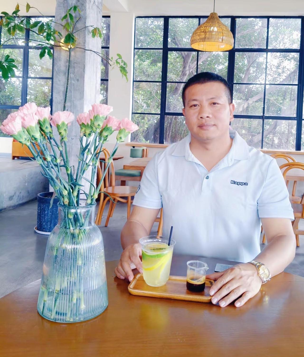 临海凭𥦬一盏香，潮来汐去岁月长！不必追光寻远方，此刻心安即故乡！