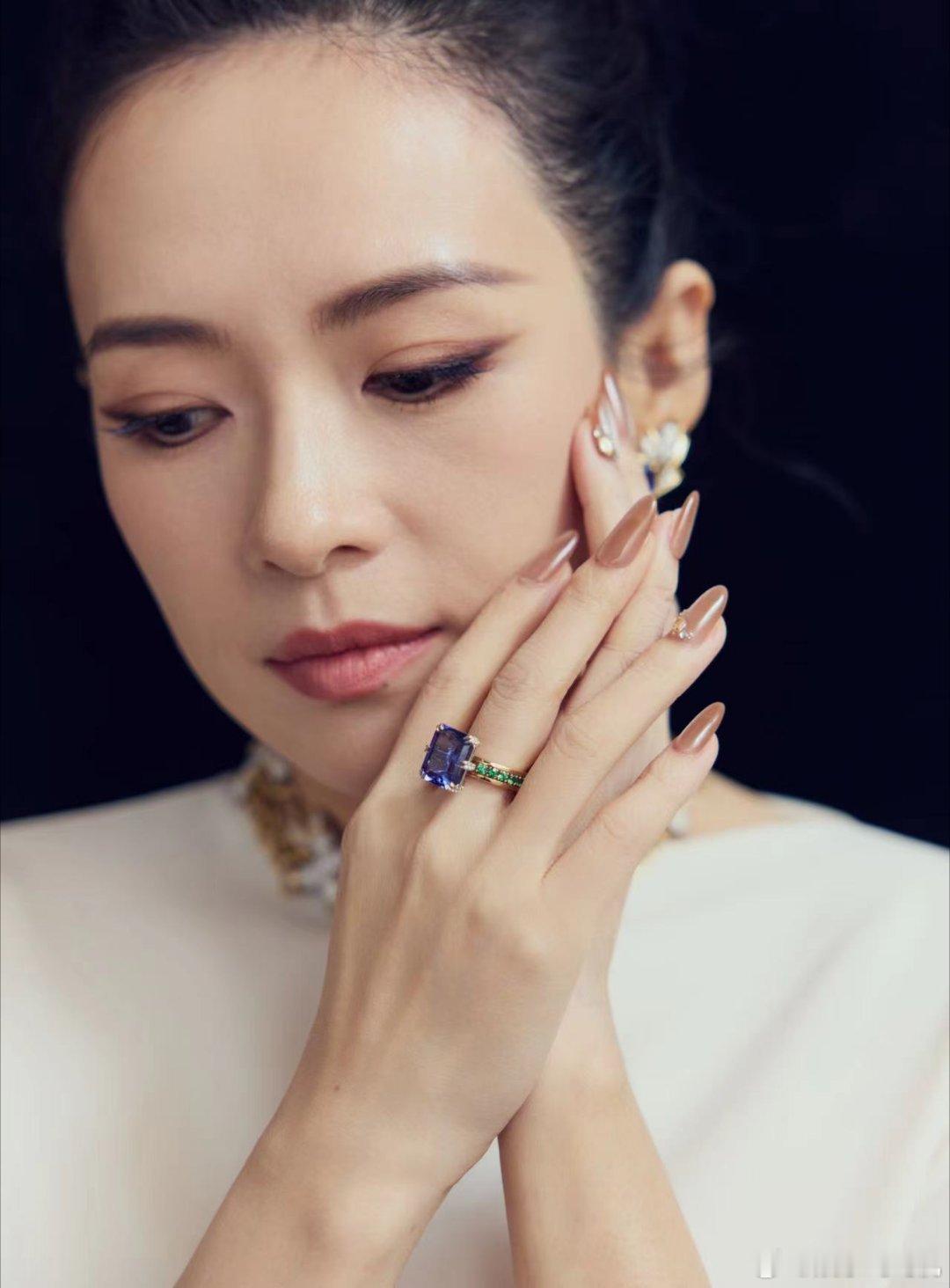 章子怡的白色好灵动章子怡的玉娇龙回来了 今晚章子怡上合电影节造型美到挪不开眼！白
