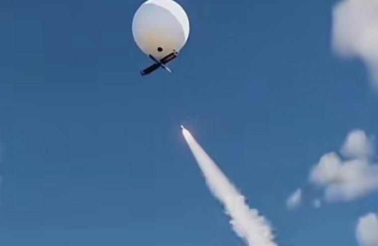 苍穹之上，白色球体悬于碧空，尾迹划破天际，是力量与精准的瞬间碰撞，也是守护领空的