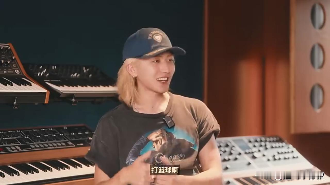 哈哈，蔡徐坤可真是太有意思啦！在2025年6月27日的专访里，主持人一问他音乐外