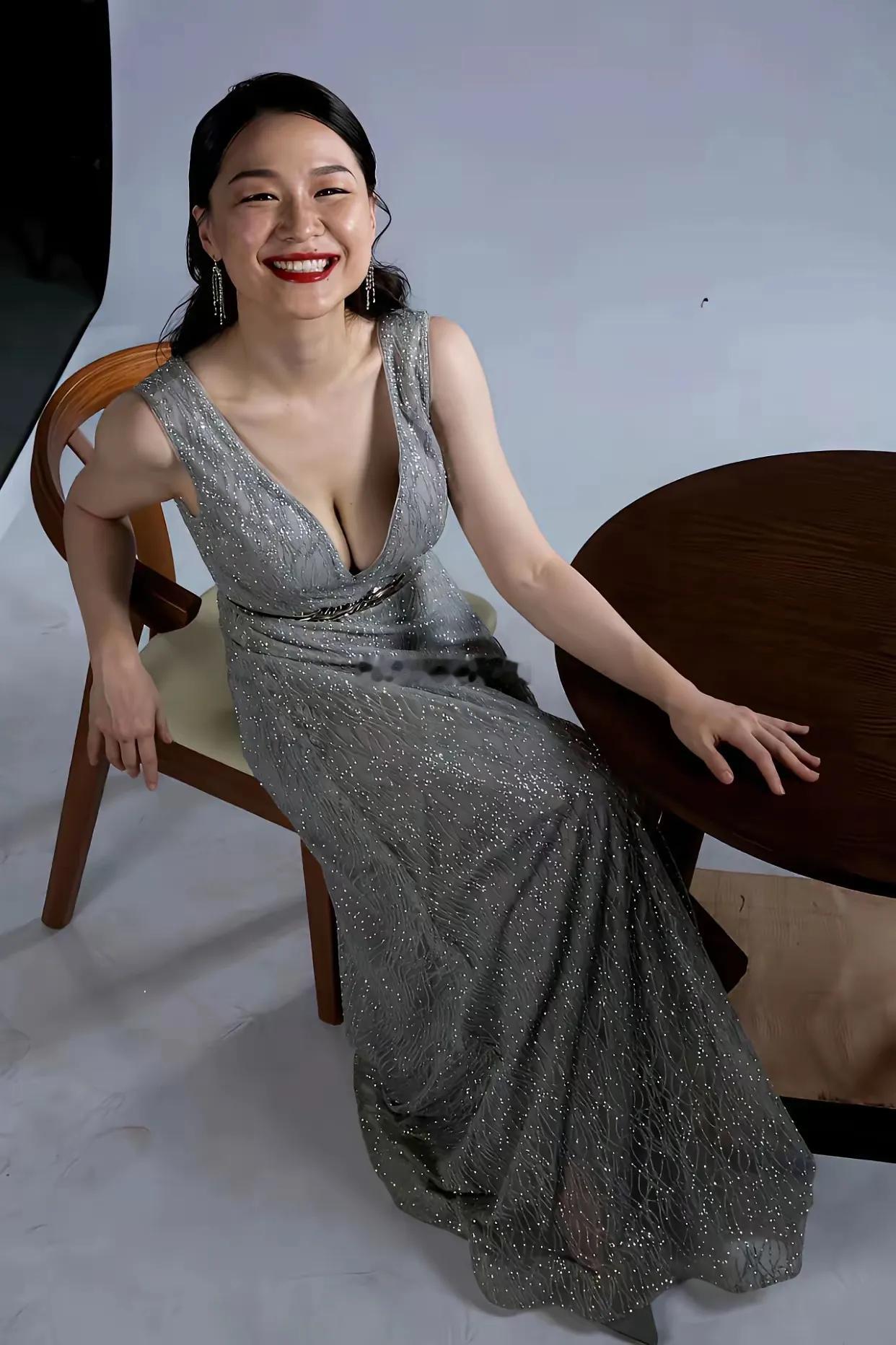 就金靖这身材谁看了不迷糊，穿一袭深V领的银色长裙身材饱满、性感大气。管它是不是装