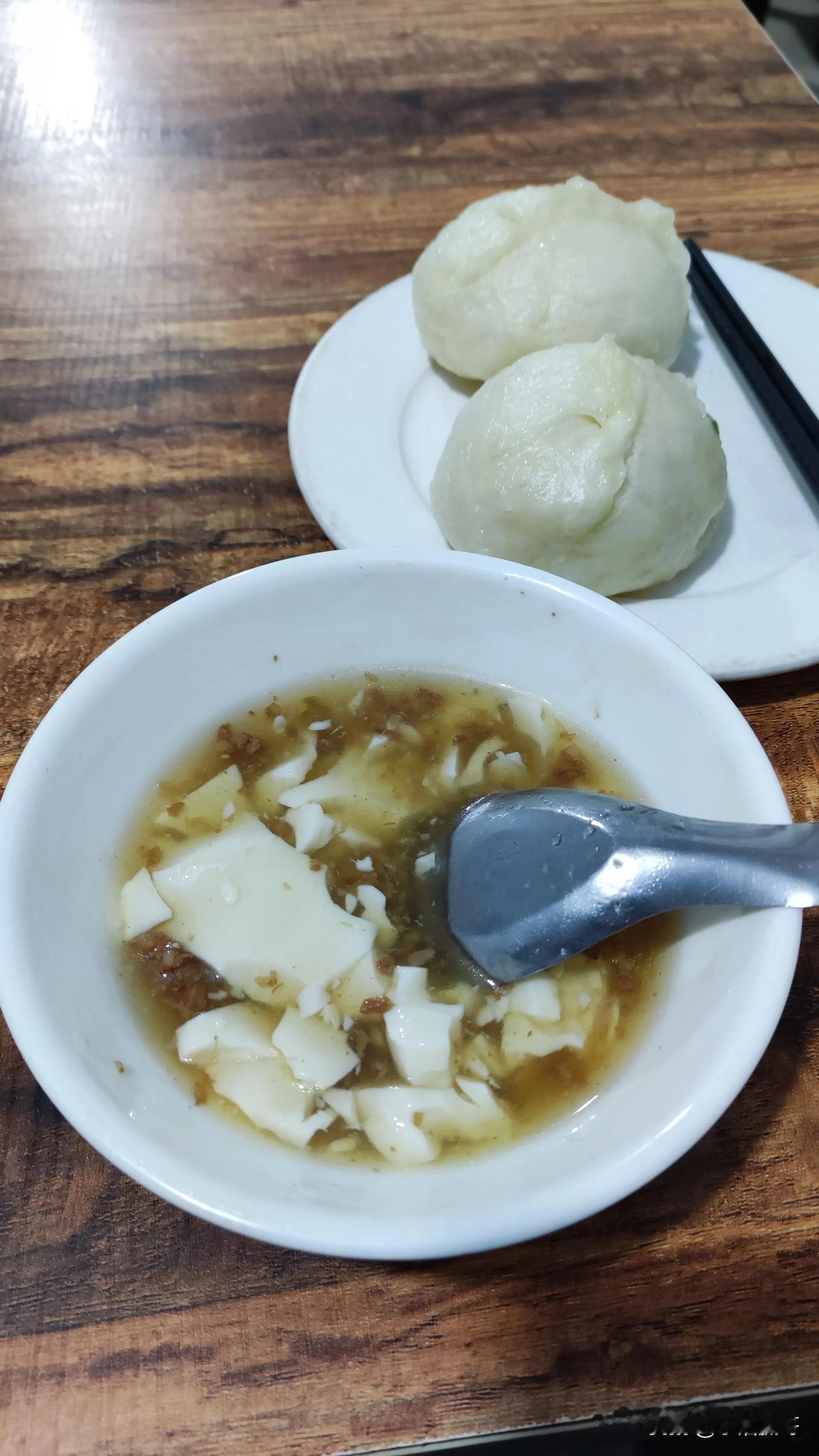 [飞吻]现在，还能吃到用肉沫打卤的豆腐脑儿，是不是很难得啦？
​坐标☞沈阳市大东