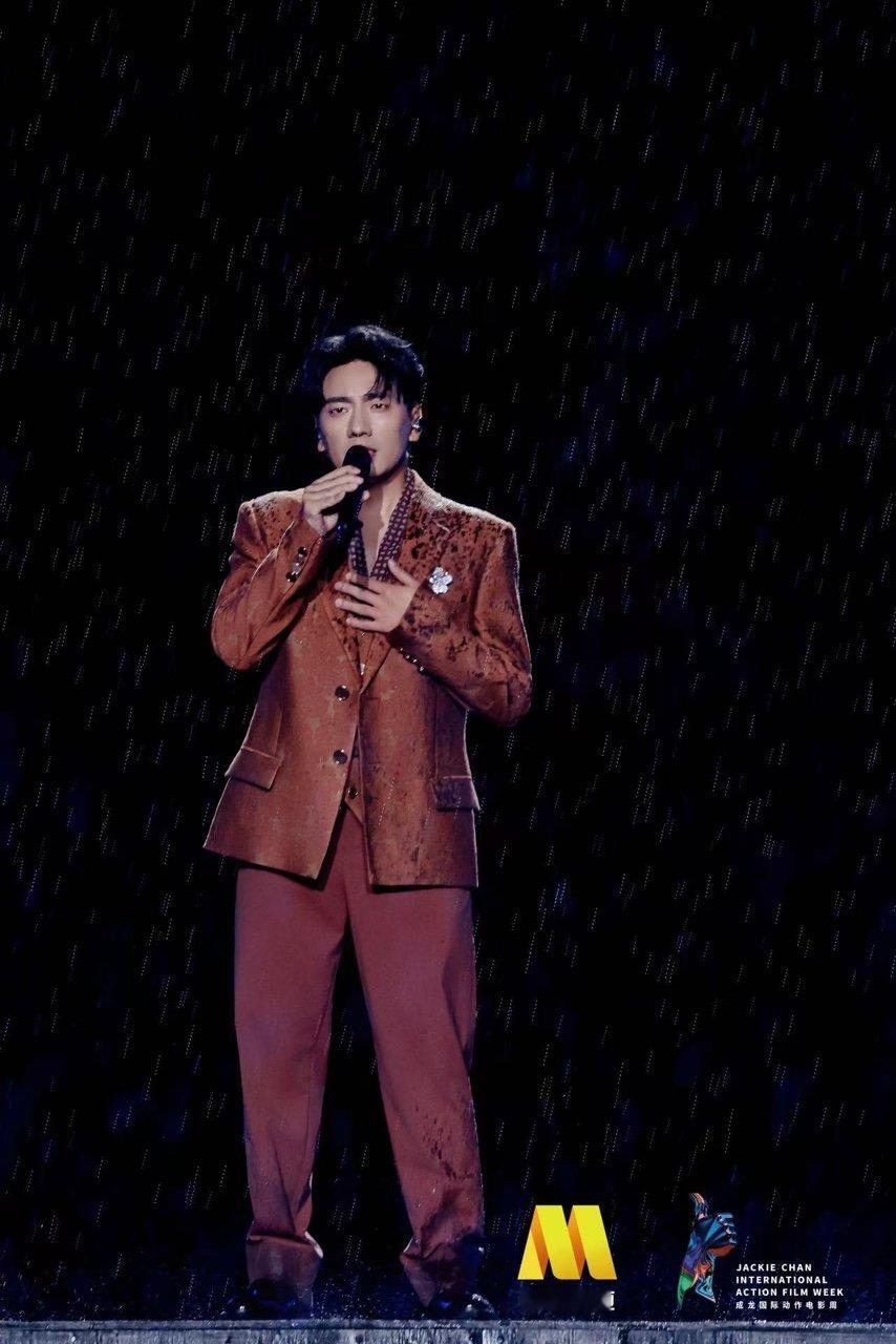 海来阿木不息雨中舞台海来阿木不息好听海来阿木唱不息好听！！！ 