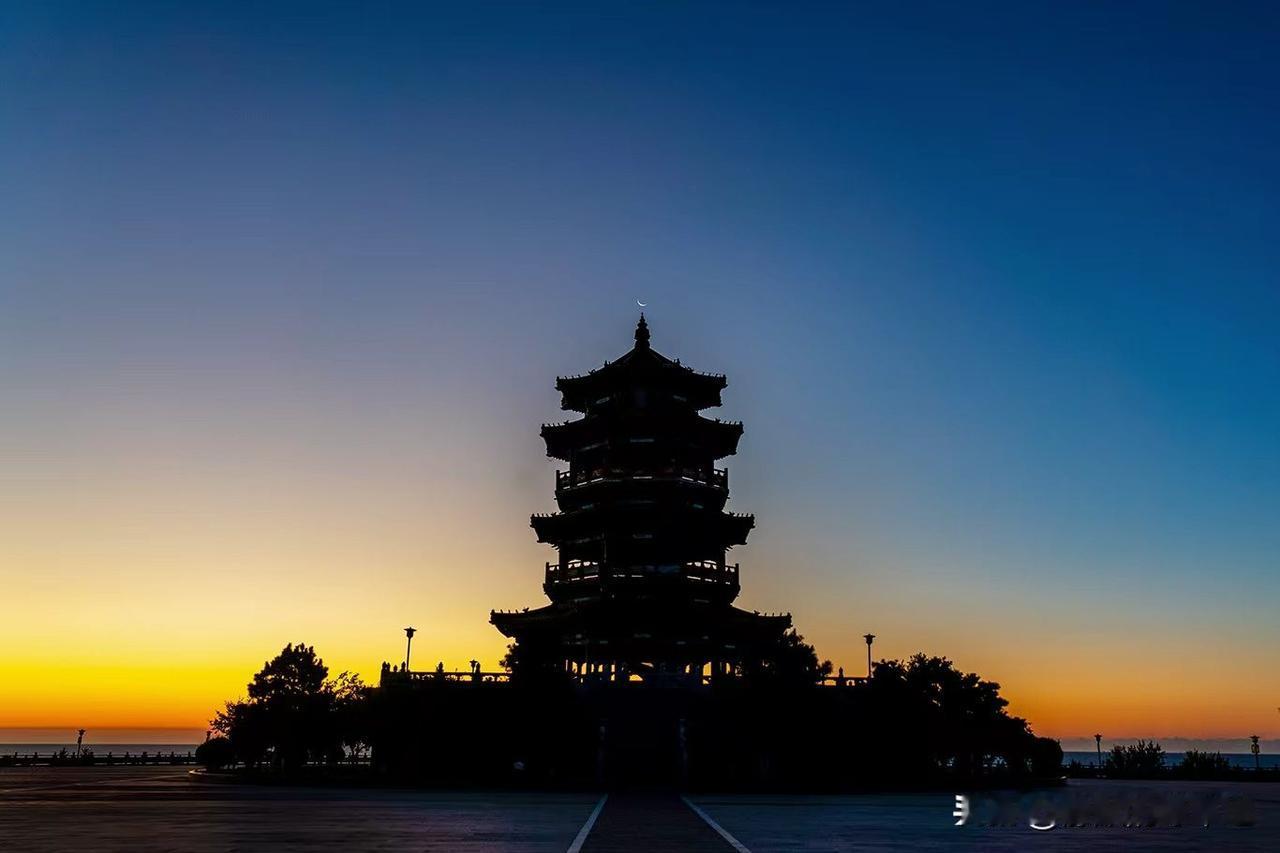 原本是去游览笔架山的，却对这座观海仿古塔喜爱有加，上上下下、里里外外瞧了个明白。