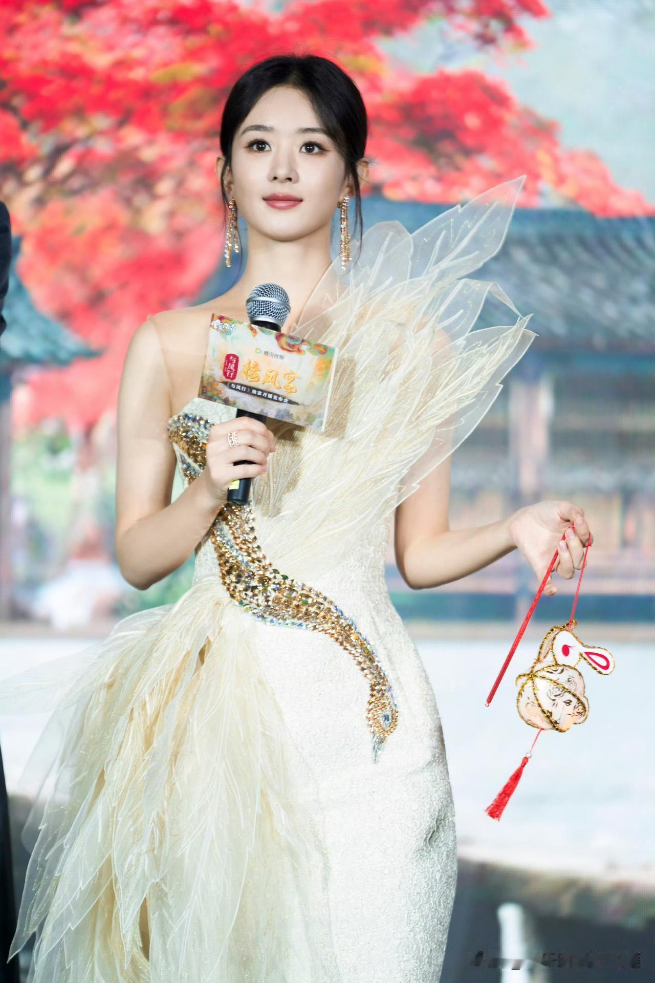 【赵丽颖：镜头前的魅力女神】[飞吻]
凤羽流光焕风采，浅浅悸动美佳人，女神赵丽颖