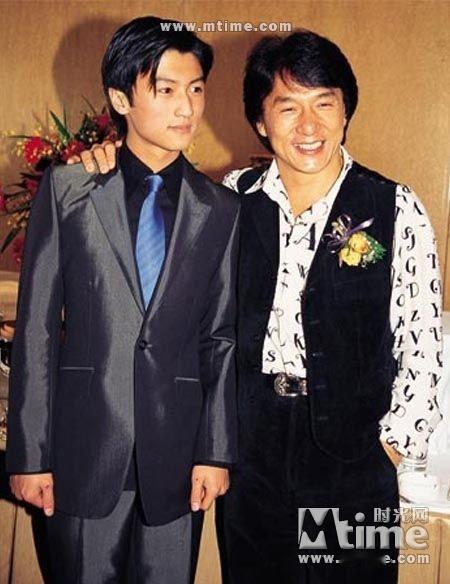 成龙见过谢霆锋青葱岁月稚嫩的样子，也见过如今他成熟男人模样。任岁月匆匆，谢霆锋一