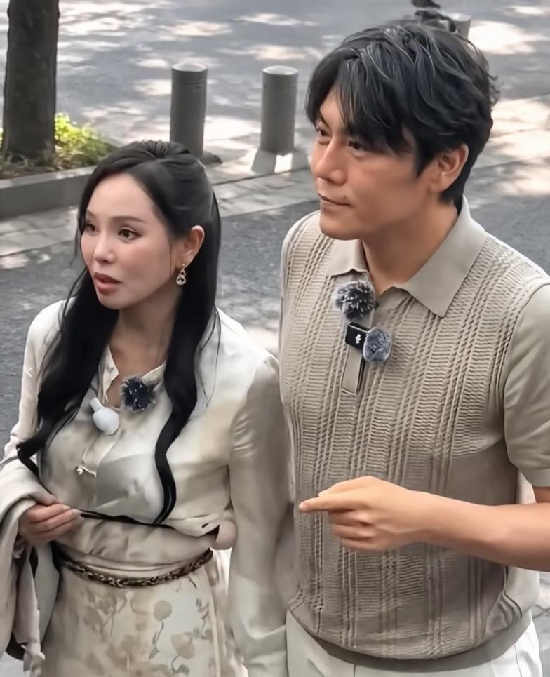相差10岁的伊能静和秦昊越来越有夫妻相，一路走来，琴瑟和鸣，渐行渐近渐美满。
