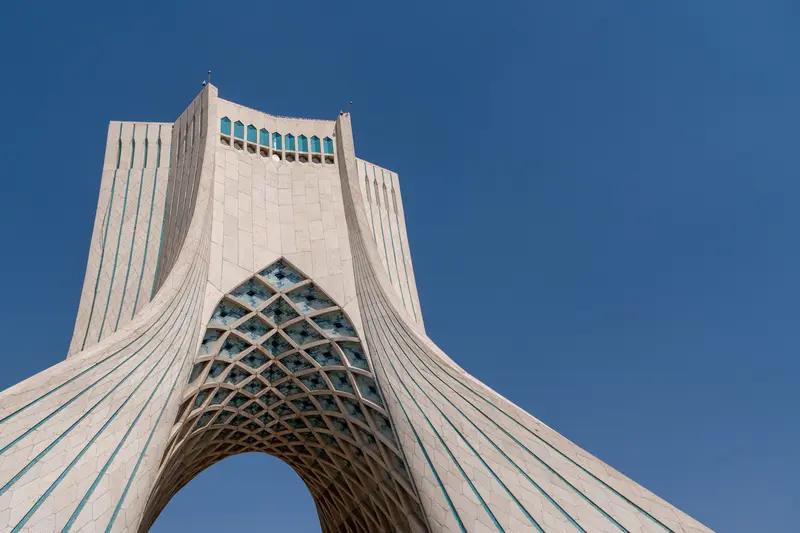 特朗普宣称哈梅内伊“已死”，背后暗藏诸多意图。从政治维度考量，他或许企图借制造此