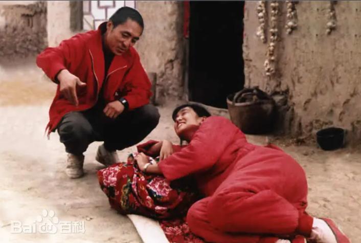 1987年，张艺谋筹拍《红高粱》，花了四万块钱，请当地农民种100亩红高粱，并且