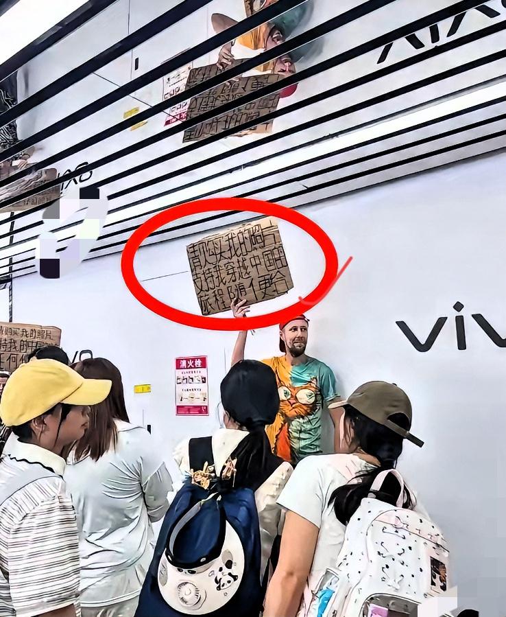 长沙街头的穷洋乞丐！
一外国男子没钱又想在中国零成本游玩，
便举着硬纸板向国人售