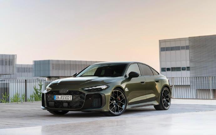 全新一代奥迪 RS 5 正式发布啦！它首次搭载了 2.9T V6 插电混动系统，