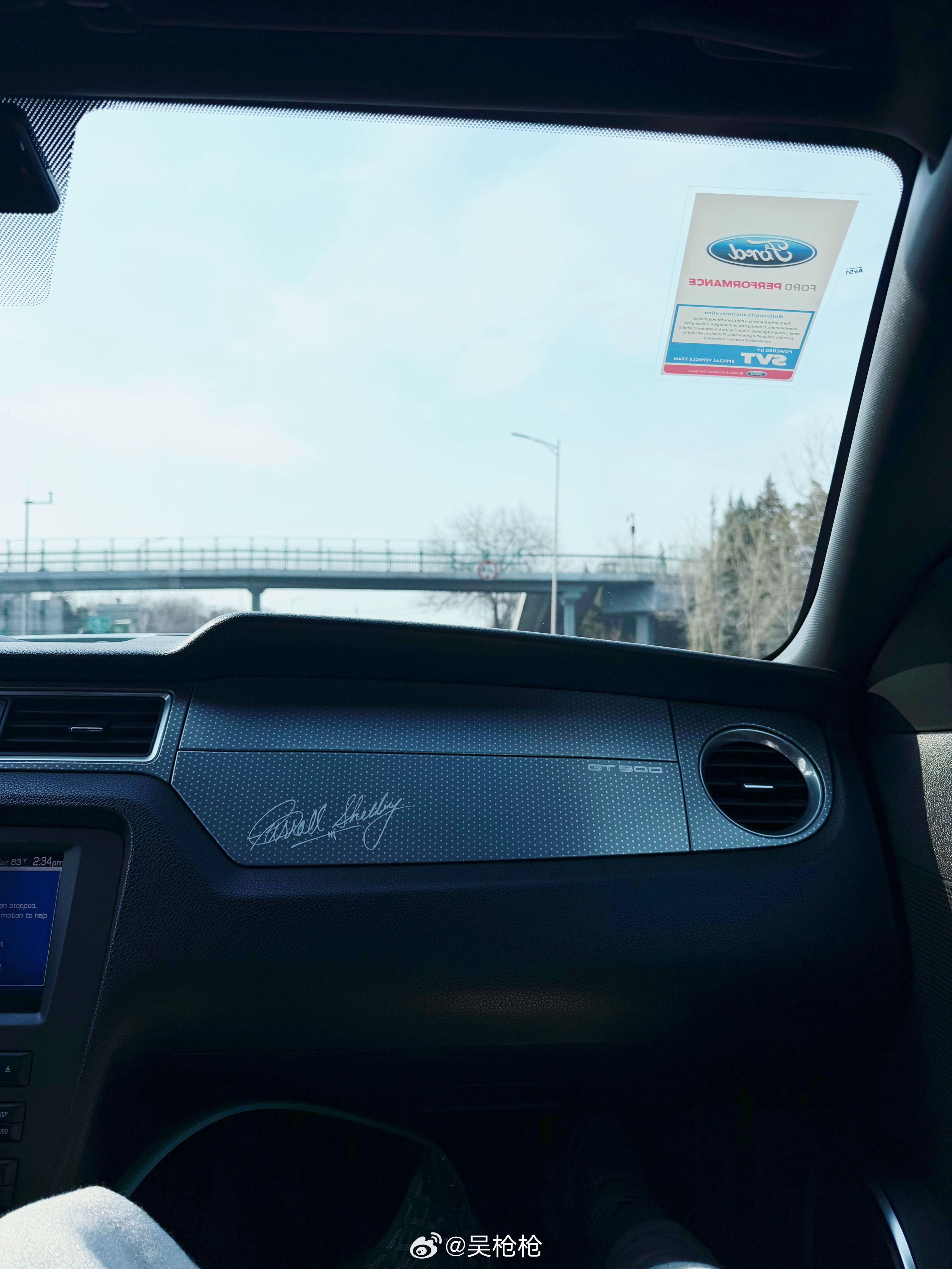 就我岳哥这GT500 我为什么不喜欢呢这是我坐在车里的视角我只能看到天 我看不到