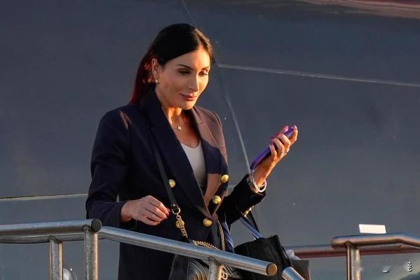 特朗普总统2月5日在社交媒体上发布了一段视频，其中包括前总统奥巴马和他的妻子米歇