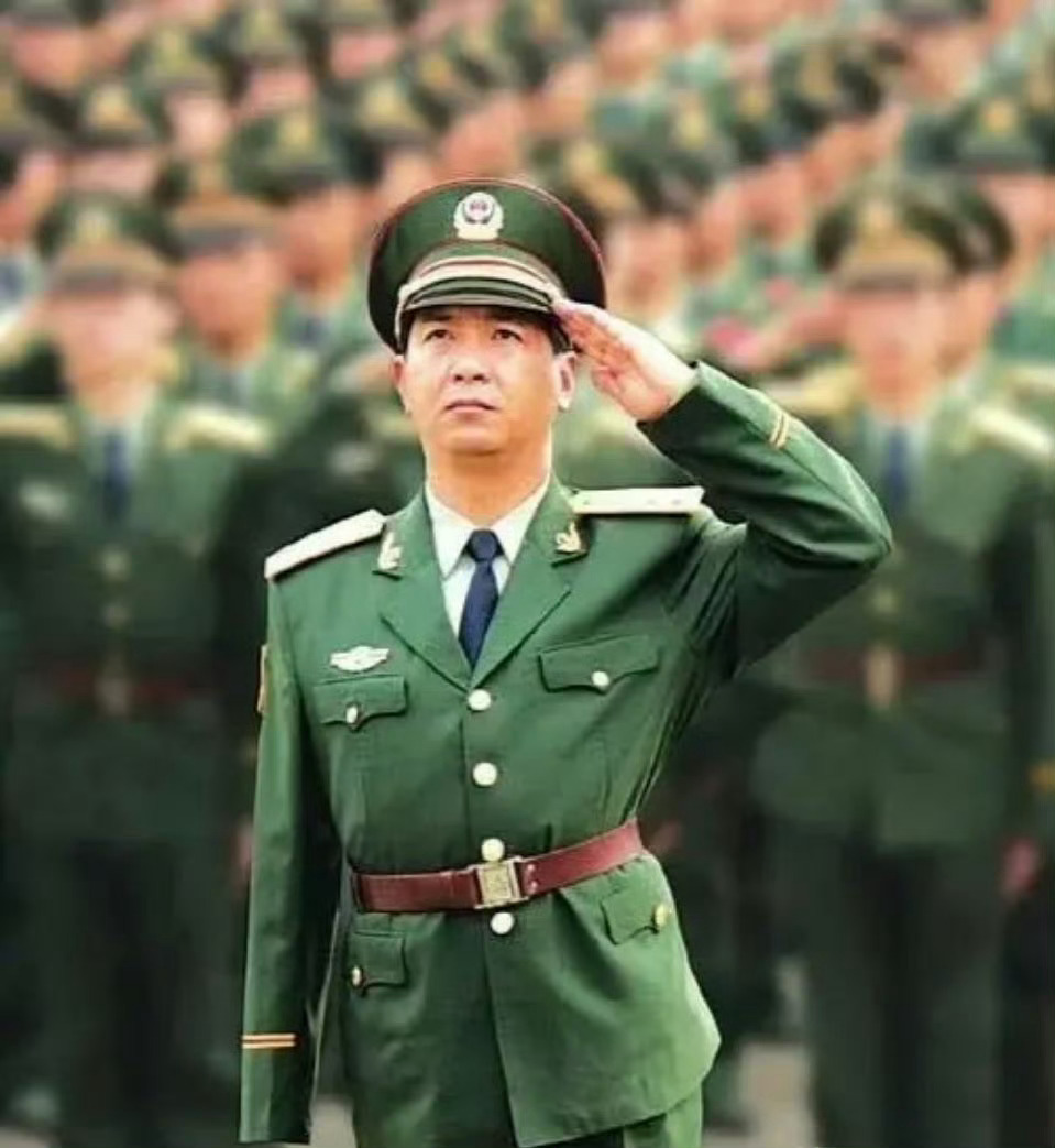 丁晓兵，独臂将军！在对越自卫反击战中，他因救战友和俘虏，被炸掉右臂，但是他以惊人