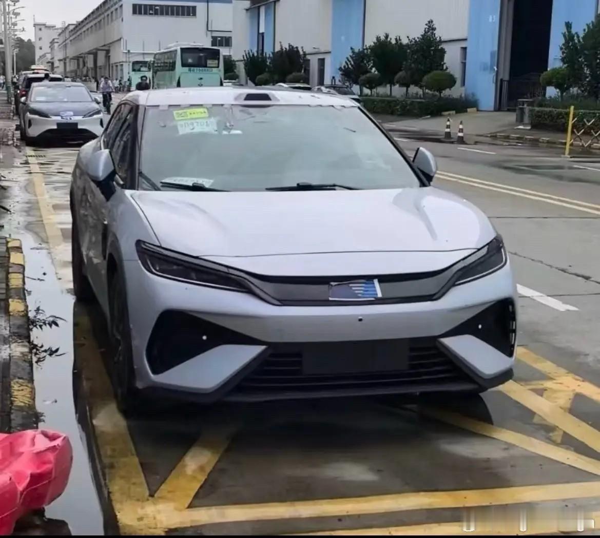 比亚迪宋LGT 1:1复刻宋L概念版最新外观出来了！
话说，就这外观，再加上二代