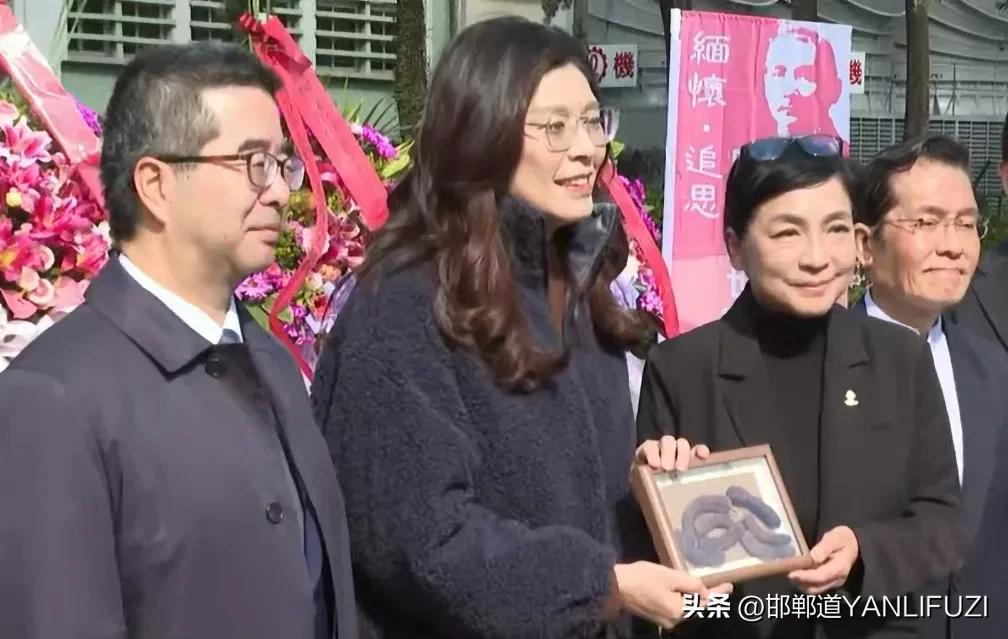 国民党孙中山周年祭，其后对郑丽文喊:“振兴中华”
今天（12日）是孙中山先生逝世