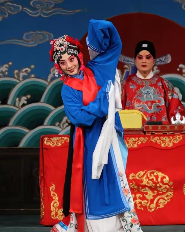 2019年，著名京剧演员姜亦珊，抛下11岁的儿子，在家中自缢身亡，亲友得知后悲痛