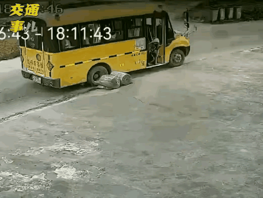 避让校车啊？
校车是一个特殊的车型，无论是停放还是正常行驶，所有车辆都要高度注意