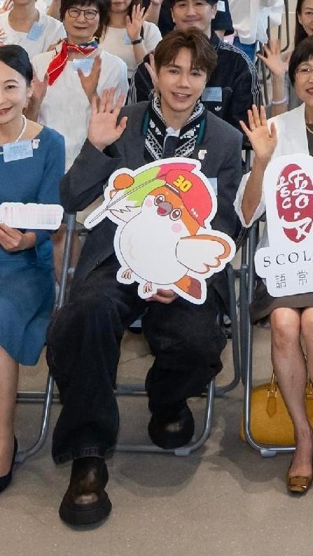 自从5月4日退出英皇家族25周年演唱会后，张敬轩罕见露面。参加香港的两文三语(中