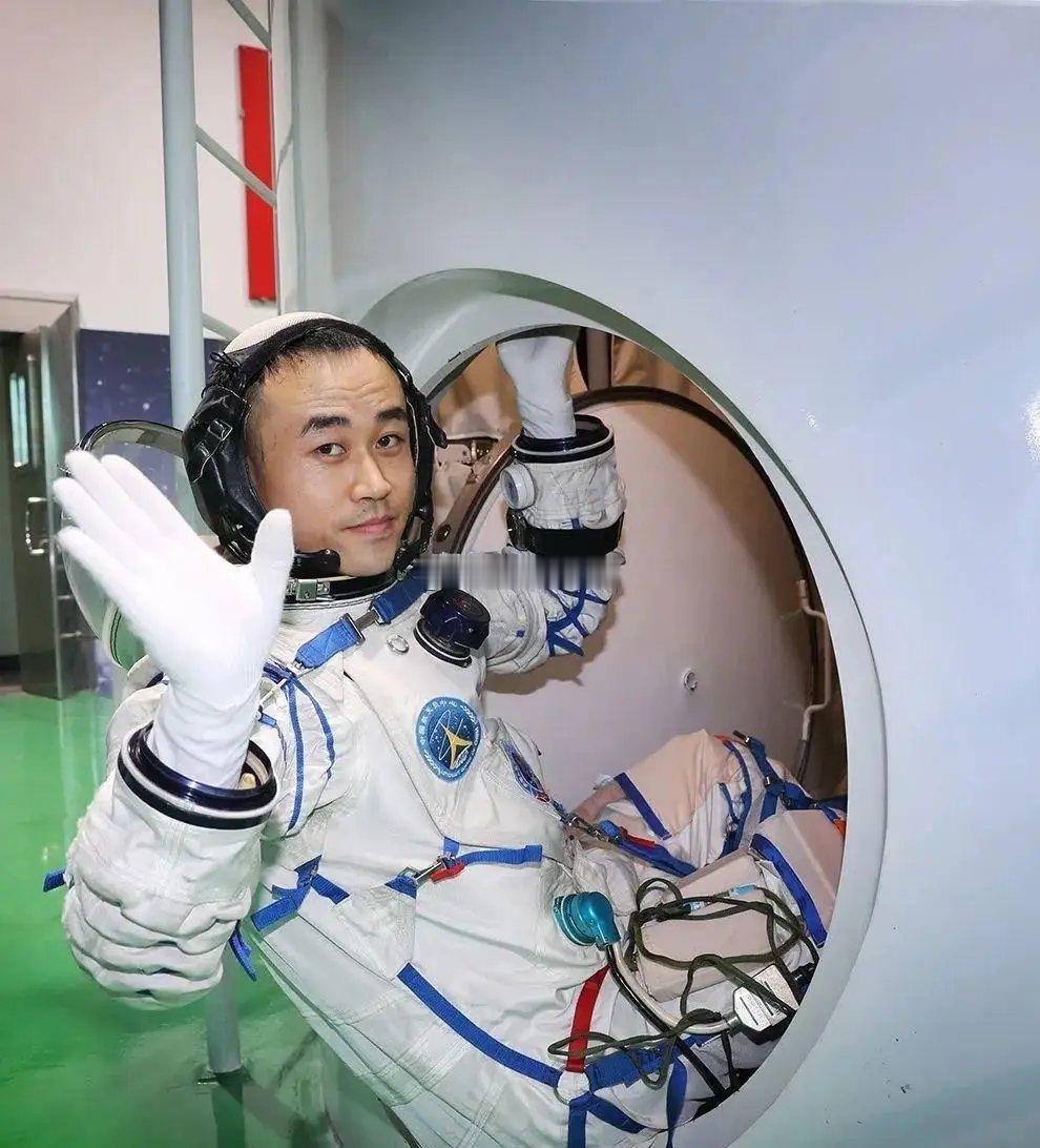 神舟icon二十三号马上就要发射了！但这次有个大不同——第三批航天员要当指令长了