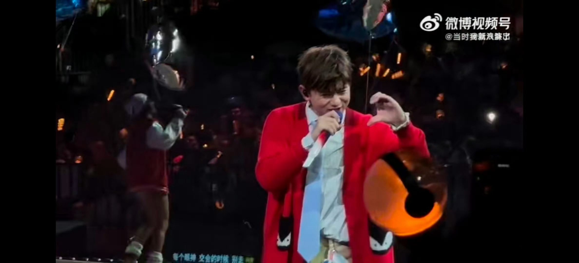 张杰演唱会唱演唱会 杰哥在成都未LIVE巡回演唱会上唱响《演唱会》，歌名谐音自带