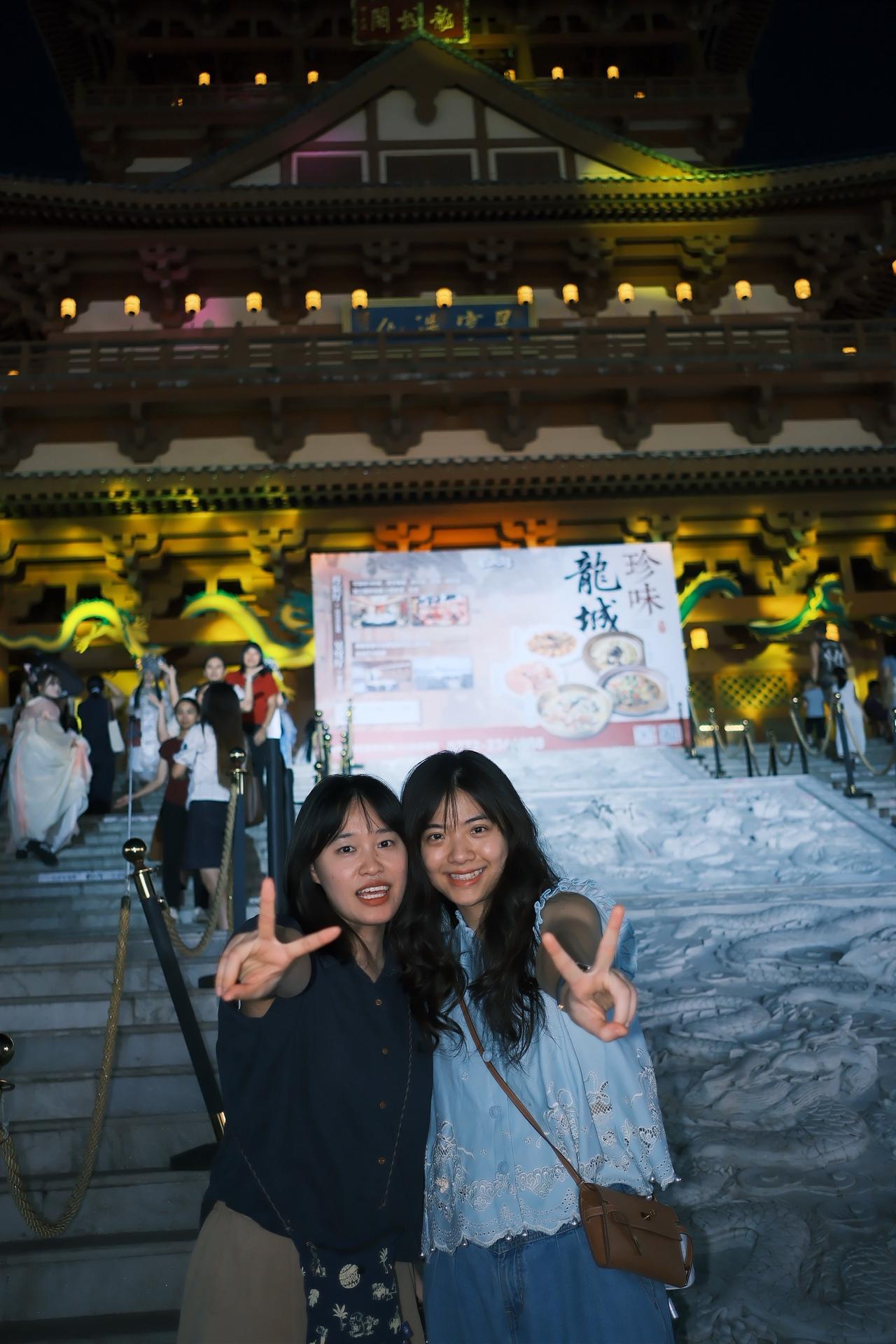 古镇的夜晚小姐姐来打卡，随手拍了几张。古城夜色撩人美如画 属于古城独有的浪漫 欣