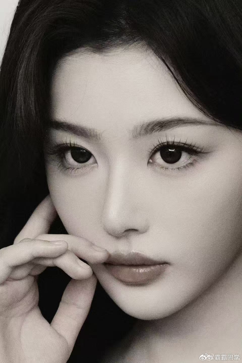 孔雪儿盯镜头孔雪儿熟女感 气质成长真的肉眼可见，孔雪儿直视镜头从容大方，自带撩人