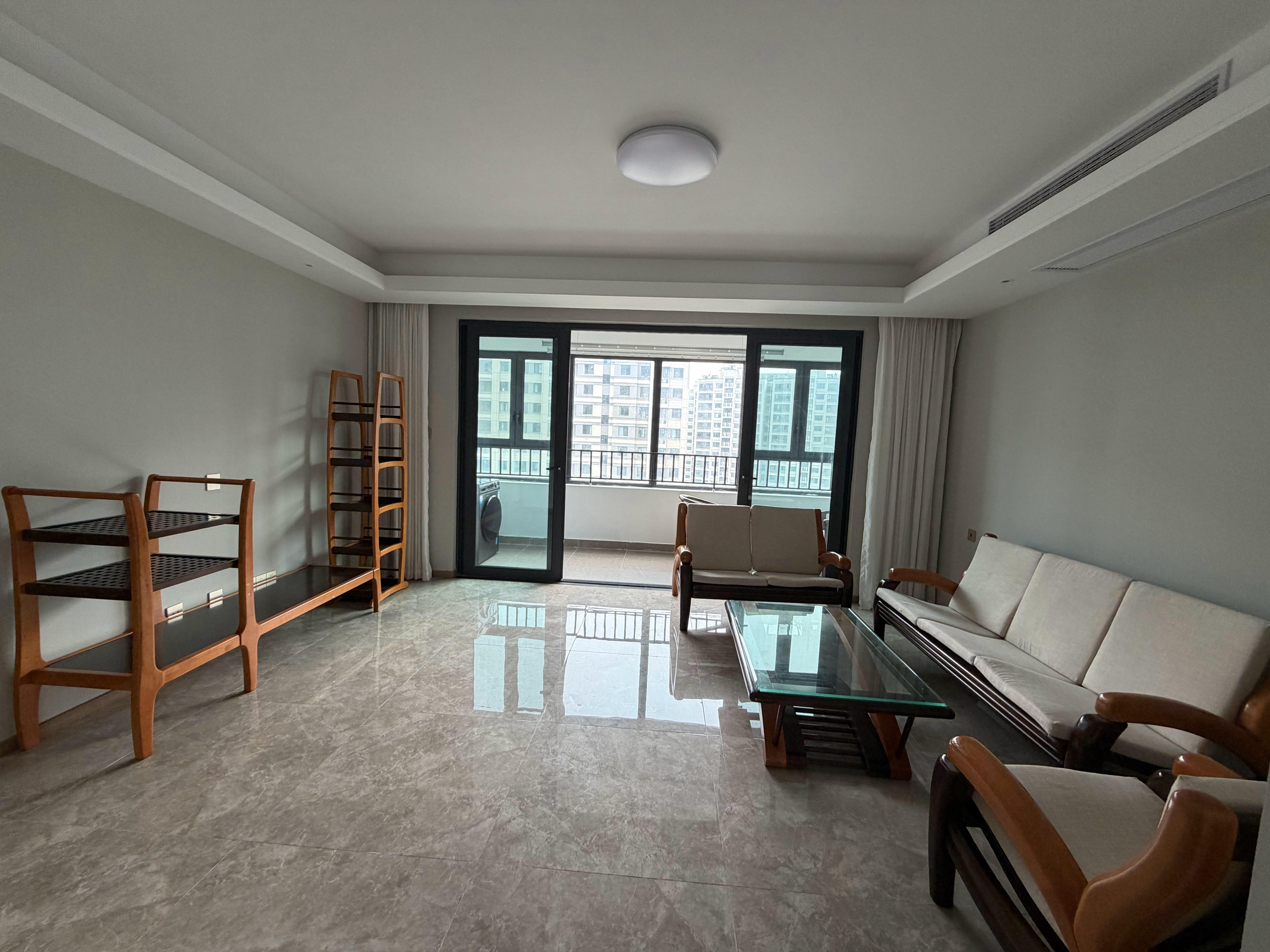 租客前两天退租，保洁做完了，今天来看看，很干净，赶紧退押金。租房租给公司外派人员