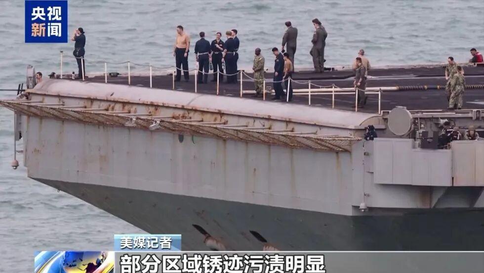林肯号水线锈迹发绿，老航母的岁月痕迹藏不住了。

最近美国海军公布林肯号航母抵达