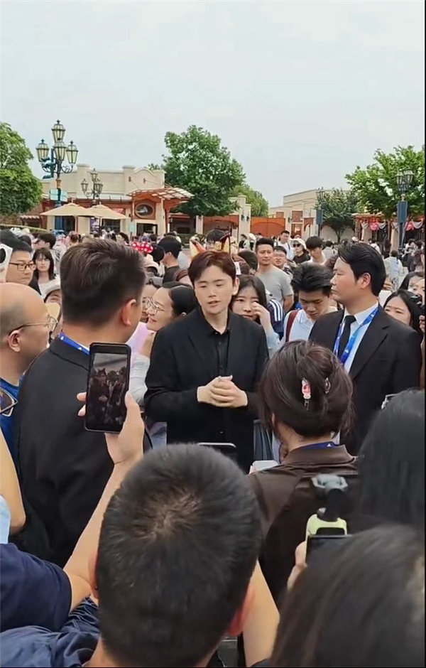 俞浩亲自在迪士尼门口迎接员工【追觅科技全体员工抵达迪士尼】今日，追觅科技全体员工