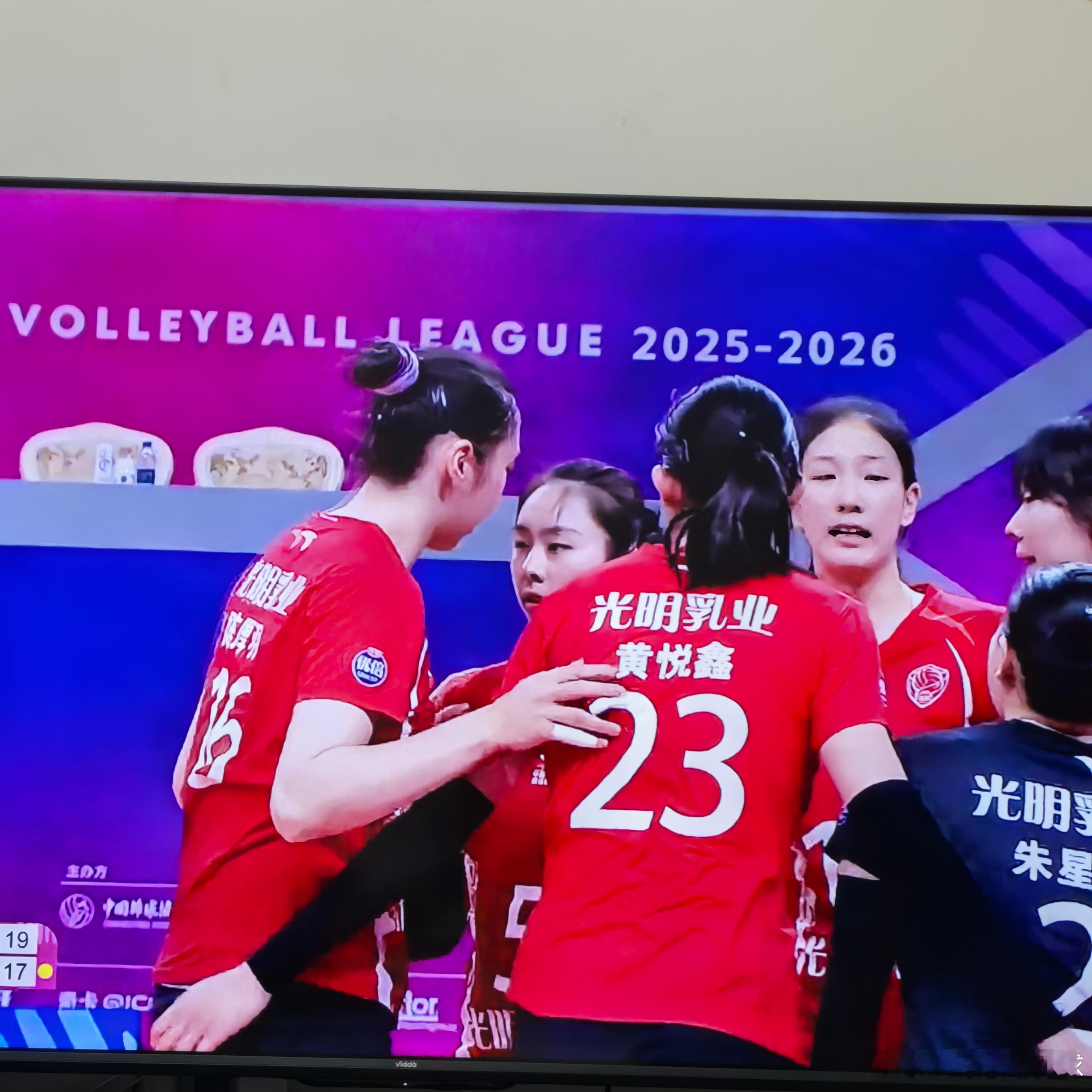 黄悦鑫+黄欣悦都在场上，这要搁国外解说，估计得绕晕了… 