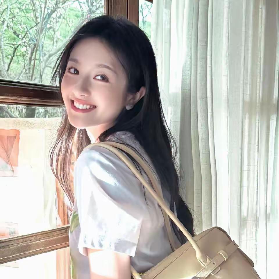 有气质的女人给人什么感觉有气质的女人自带温润从容的气场，不张扬不浮夸。举止端庄优