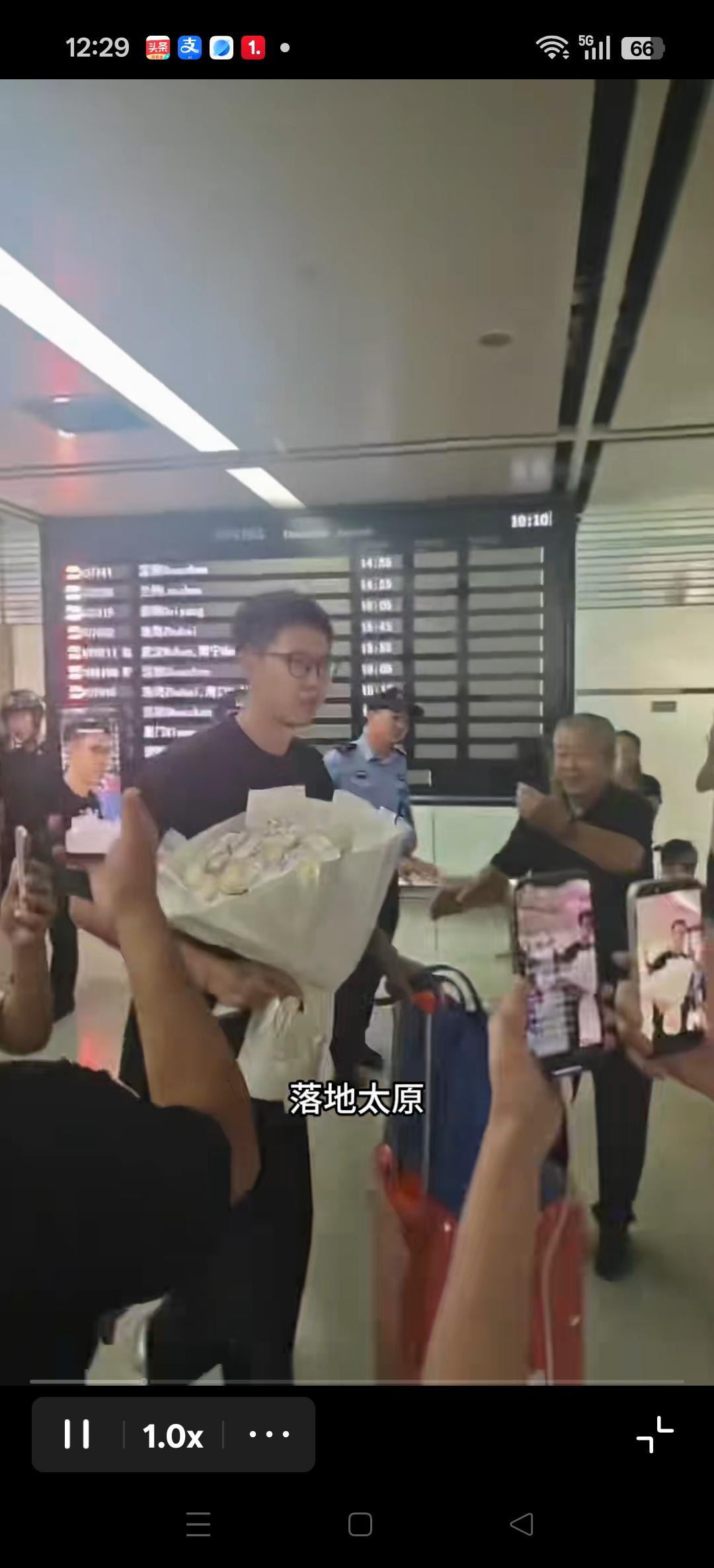 山西球迷太原机场热情接机赵嘉仁，将前往山西男篮报道！
现场球迷打出了是嘉仁更是家