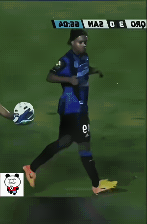 门将他大意了，没有看前方的这一位队员是谁？
虽然是偷袭，足球的魅力，就是只要规则