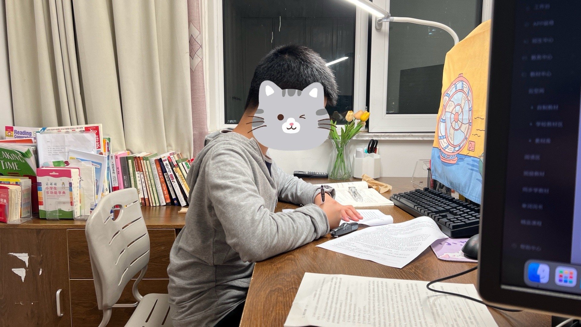 周五晚上他们自由安排。一个选择做作业，一个选择看动画+骑车。 ​​​
