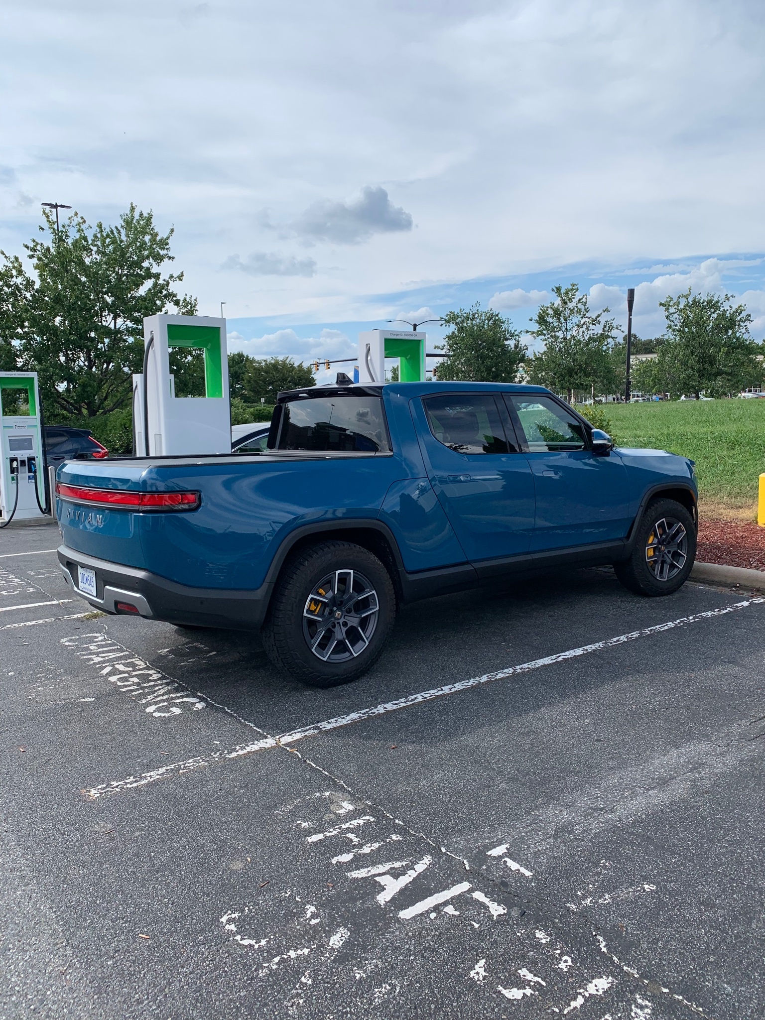 9月23日，Rivian在美召回近9.9万辆车。倒车时弹出的通知可能遮挡后视摄像