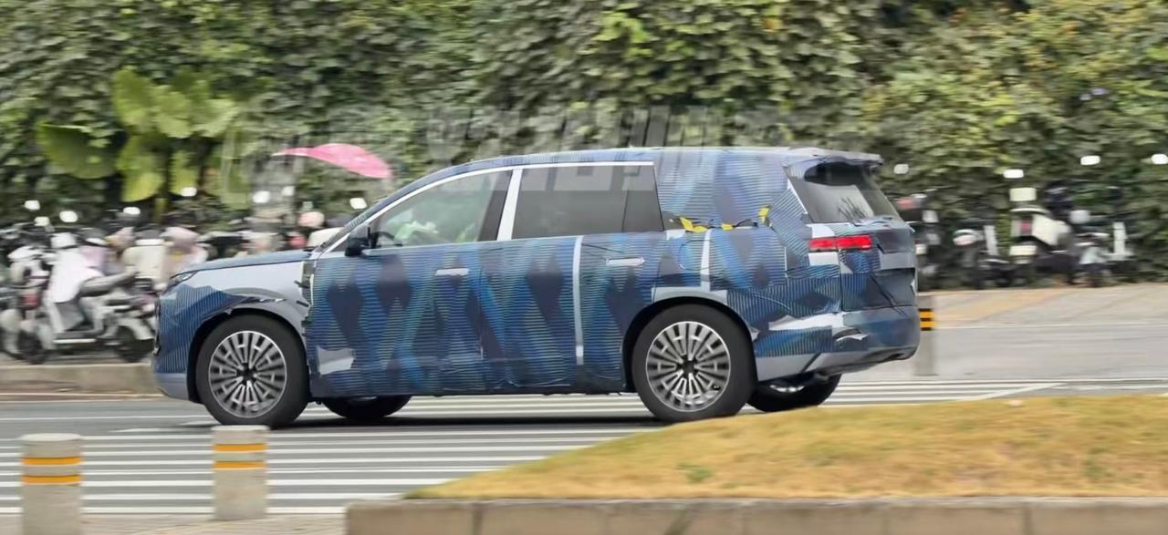 比亚迪明年的战略双雄，大唐和大汉的路试谍照图都出来了，据采访说是要保留唐的IP，