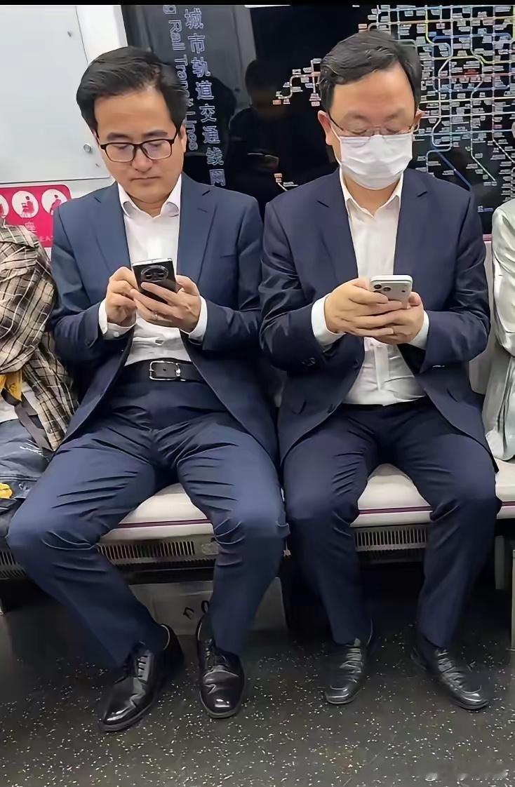 这两天的北京车展，船夫哥与比亚迪一众高管坐地铁出行，被不少路人拍到。有网友拍到王