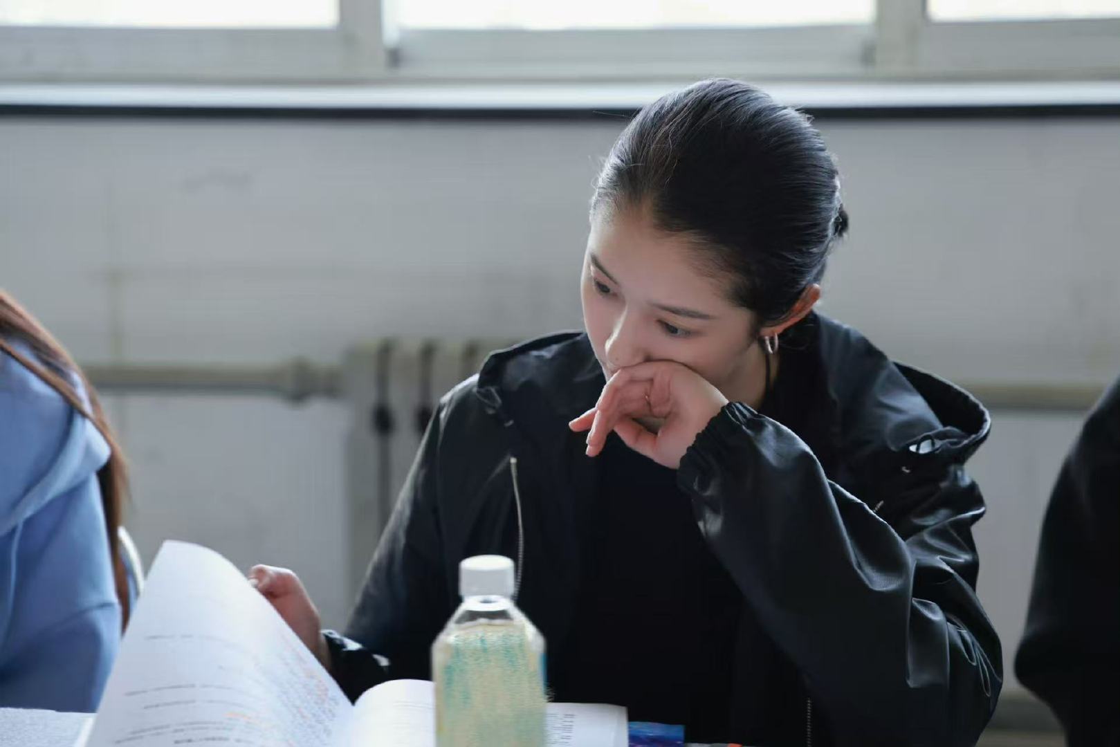 关晓彤围读ing关晓彤我与爱同谋围读ing我与爱同谋围读啦！真的好期待！！！坐等