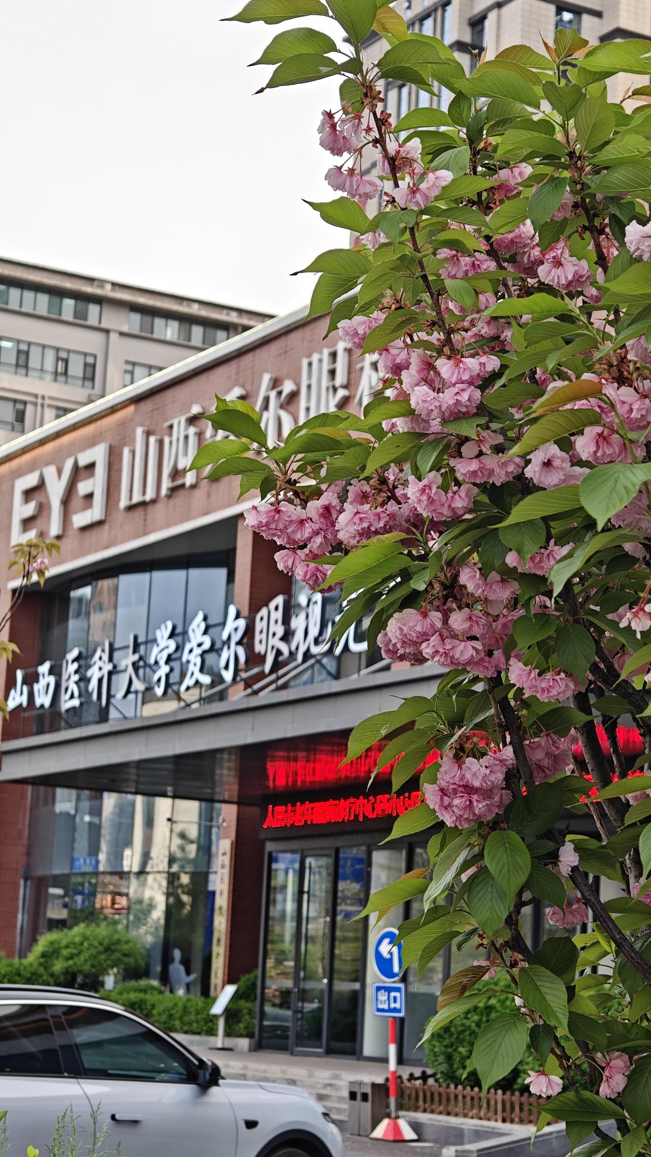 一名法官在办公室，对离婚案件当事人王女士实施猥亵。
王女士拿着录音证据，两次实名