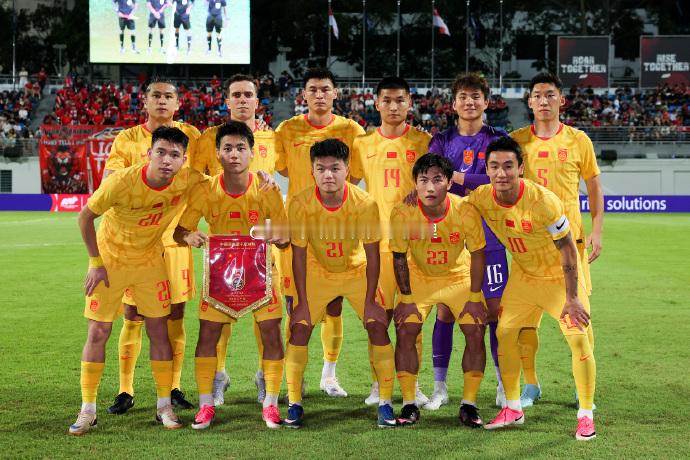 全场比赛结束 中国男足2-1战胜新加坡队 塞尔吉尼奥、张玉宁破门 国足vs新加坡