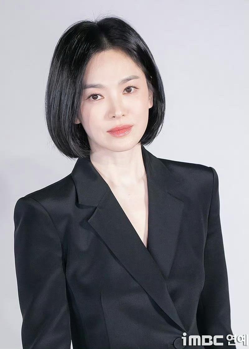 宋慧乔出席电影《黑修女们》制作发布会，各家媒体镜头下无死角的姐，状态超级好，美的