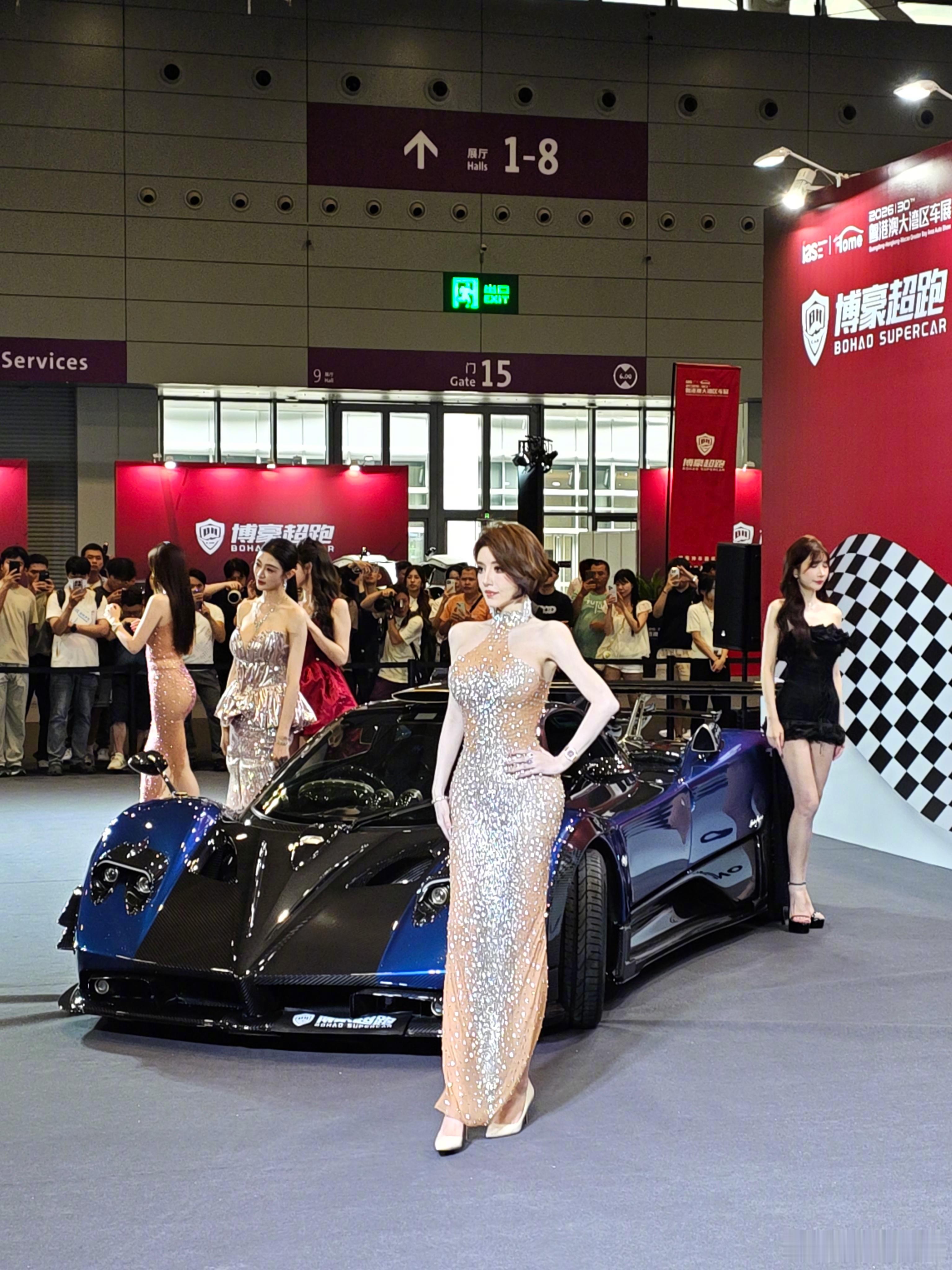 粤港澳大湾区车展，9号馆传奇神车馆有没有尾巴能认出中间这台神车的型号  深圳·深