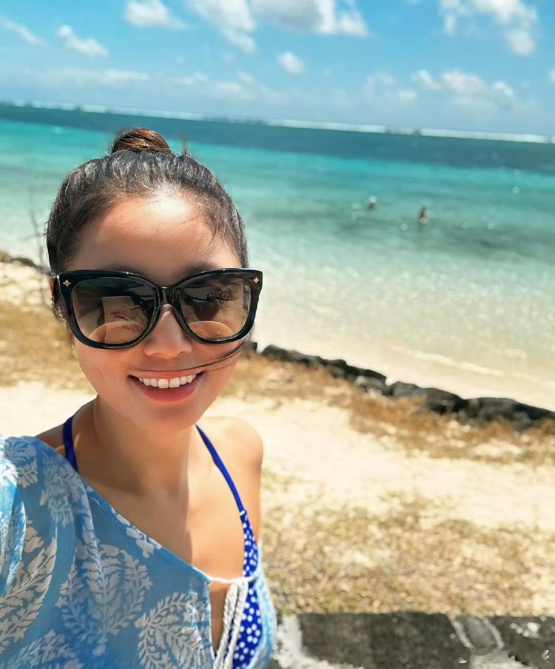 #林心如穿泳装#林心如大方晒出泳装美照，笑容灿烂，身材姣好，尽显魅力与活力[送花