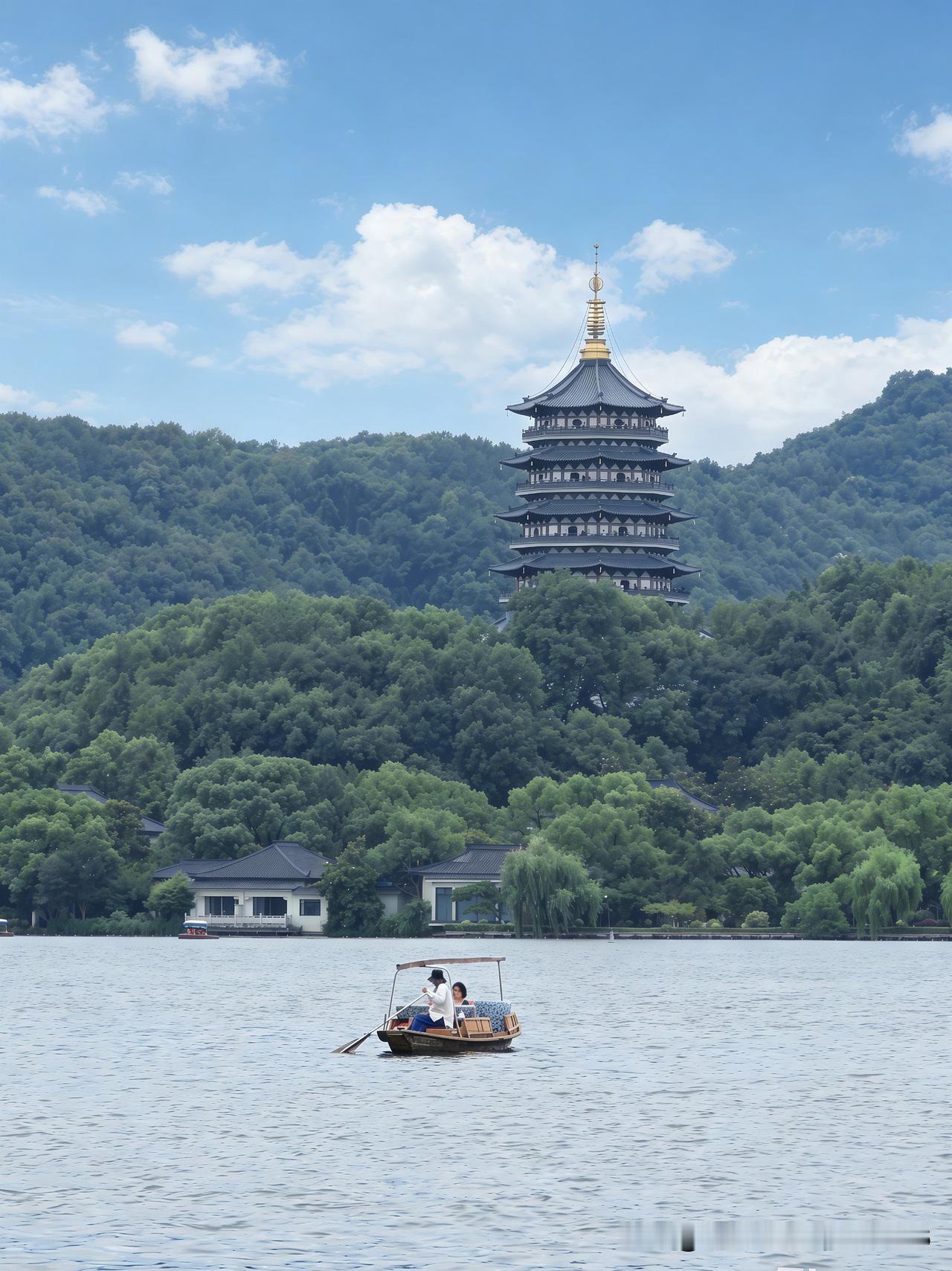平湖摇棹望雷峰，叠翠青山入画浓。
一棹烟波西湖里，偷得浮生半日慵。