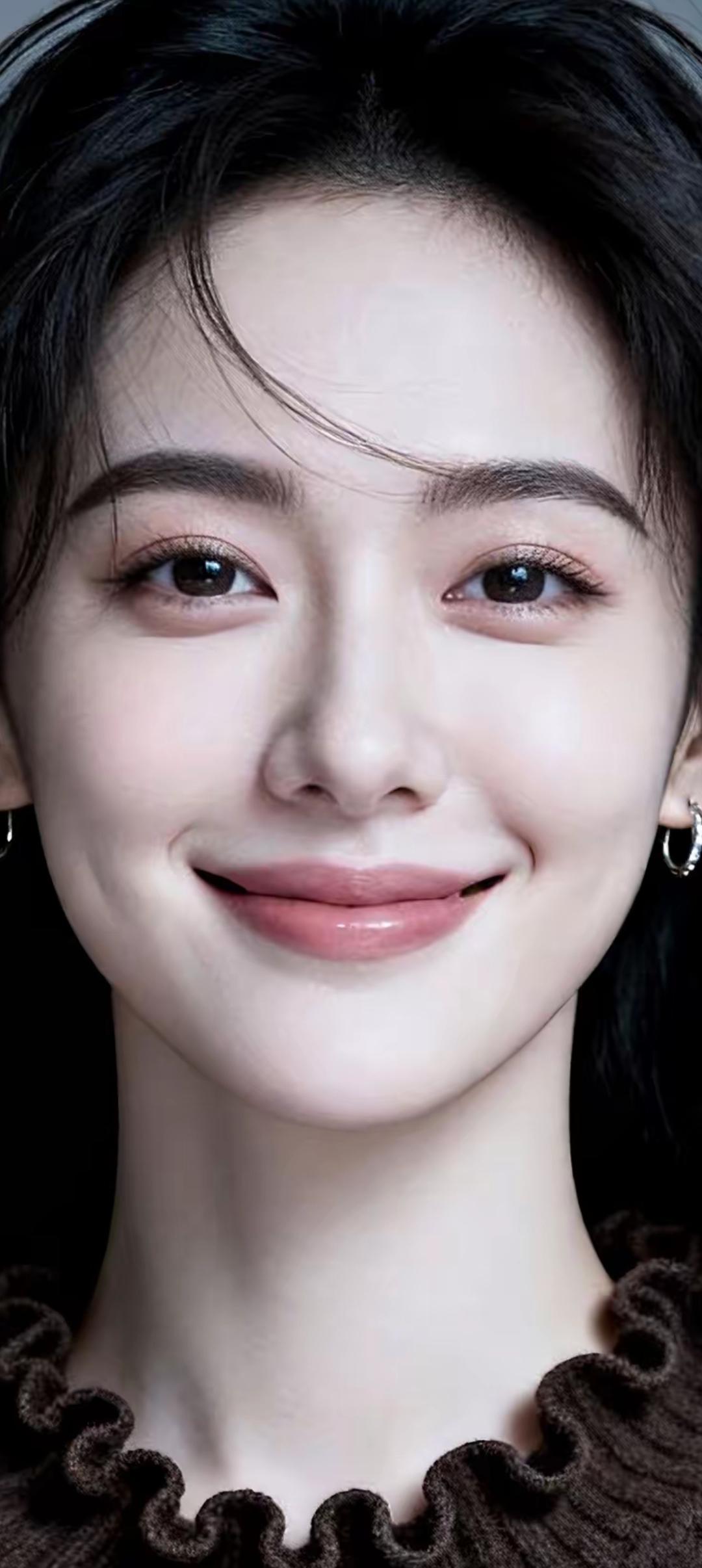 温柔微笑，甜美可人，黑发红唇，优雅迷人。