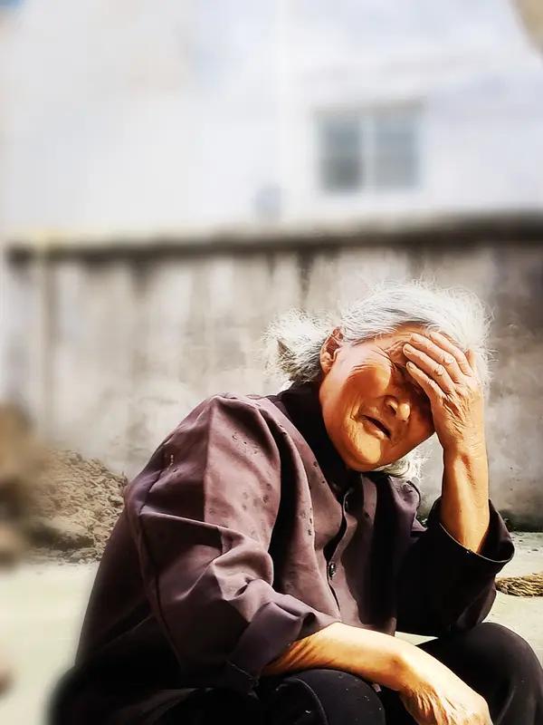 新的一年想多陪陪谁 新的一年，我最想多陪陪老妈。以前总觉得忙，把“下次一定”挂嘴