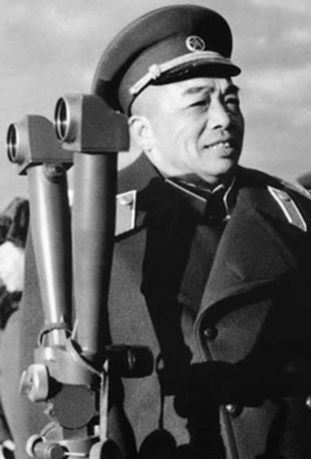 1947年，贺炳炎、廖汉生当众顶撞彭德怀，贺龙大感不妙，出言训斥二人：“你们二人