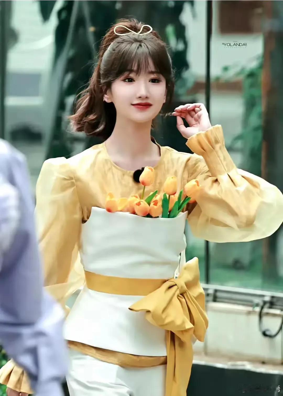 这个演员30多了，这打扮的像个少女似的，胸前为什么插满鲜花？这么大了自己的花还没